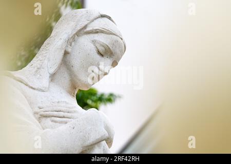 Crikvenica, Croazia - 20 luglio 2023: Statua della Vergine Maria di fronte alla Chiesa dell'assunzione della Beata Vergine Maria Foto Stock