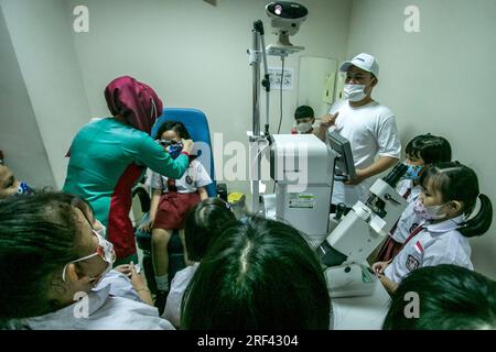 Gli studenti delle scuole elementari a Bogor City, Indonesia, vedono una sala di servizio per la salute degli occhi durante un tour dell'ospedale Vania Bogor Foto Stock