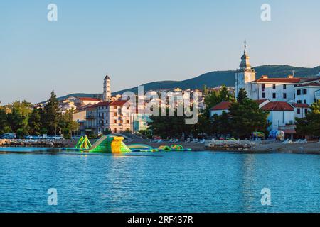 Crikvenica, Croazia - 18 luglio 2023: Alba mattutina nella parte costiera di Crikvenica, famosa destinazione di viaggio sul mare Adriatico Foto Stock