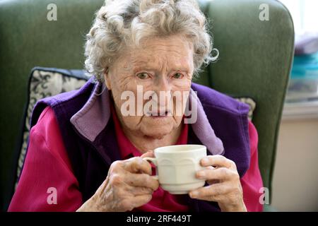 Centenaria donna in Care Home , Gran Bretagna, Regno Unito, 2016 Foto Stock