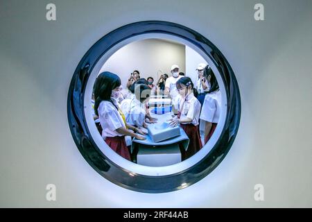 Gli studenti delle scuole elementari a Bogor City, Indonesia, vedono una sala di scansione TC durante un tour dell'ospedale Vania Bogor Foto Stock