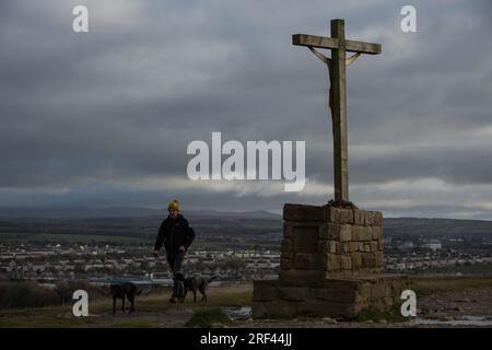 Vista della città con crocifisso sulla base sulla cima della scogliera costiera, a Workington, in Inghilterra, il 5 novembre 2019. Foto Stock