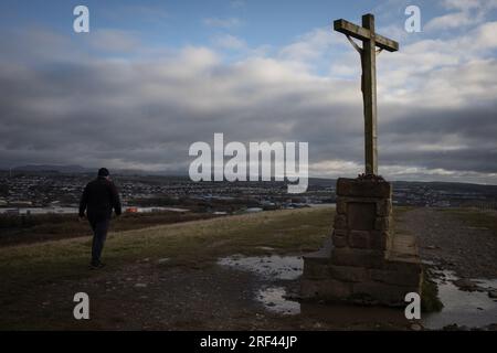 Vista della città con crocifisso sulla base sulla cima della scogliera costiera, a Workington, in Inghilterra, il 5 novembre 2019. Foto Stock