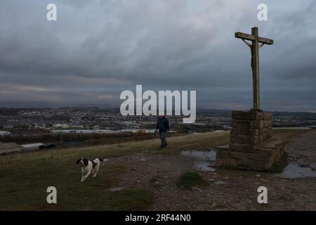 Vista della città con crocifisso sulla base sulla cima della scogliera costiera, a Workington, in Inghilterra, il 5 novembre 2019. Foto Stock