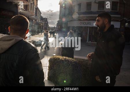 Scena di strada nel centro città, a Workington, Inghilterra, il 5 novembre 2019. Foto Stock