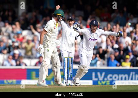 Jonny Bairstow (a destra) e Joe Root celebrano il wicket dell'australiano Pat Cummins (a sinistra), catturato da Ben Stokes (non nella foto) durante il quinto giorno del quinto test match della LV= Insurance Ashes Series al Kia Oval di Londra. Data immagine: Lunedì 31 luglio 2023. Foto Stock