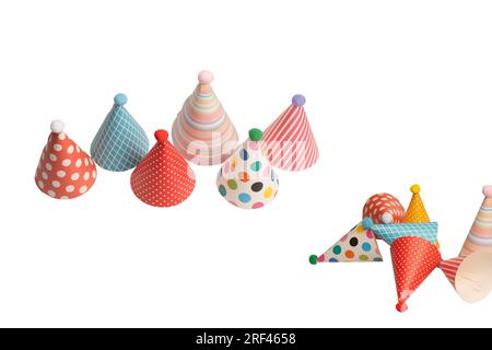 Un gruppo di vivaci e colorati cappellini di compleanno isolati su uno sfondo bianco. Vacanze cocept. Foto Stock