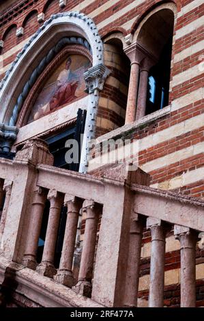 Cortile del mercato Vecchio affresco a Verona, Italia. Foto Stock