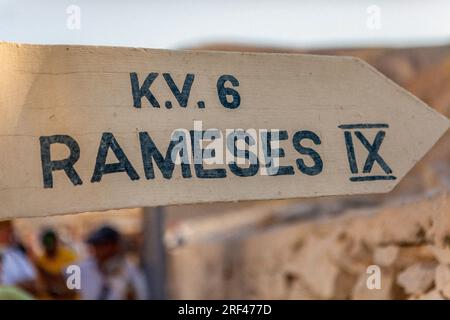 Cartello che indica la tomba di Ramses IX, KV6, nella Valle dei Re Foto Stock