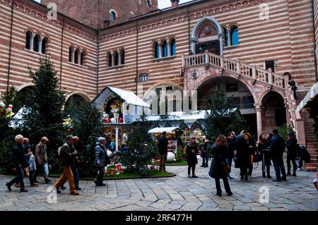 Cortile del mercato Vecchio a Verona, Italia. Foto Stock