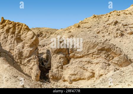 Paesaggio roccioso della Valle delle Regine, sito di tombe nascoste degli antichi faraoni egizi, vicino a Luxor, in Egitto Foto Stock