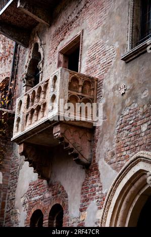 Il balcone della casa di Giulietta o della Casa di Giulietta a Verona. Foto Stock