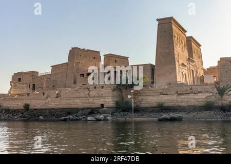 Il Tempio di Iside a Philae, visto dal Nilo, Assuan Foto Stock