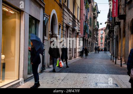 Vetrine in via quattro Spade a Verona, Italia. Foto Stock