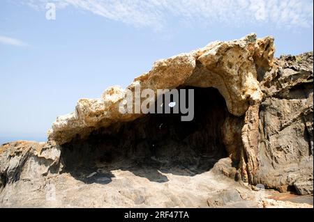 La Pegmatite è una roccia intrusiva ignea composta da quarzo, feldspato e mica. Questa foto è stata scattata nel Parco naturale Cap de Creus, Girona, Catalogna, SP Foto Stock