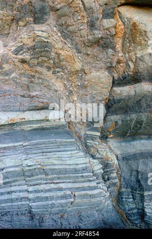 Errore di inversione o di spinta con difetto di breccia in schists. Cap Ras, Girona, Catalogna, Spagna. Foto Stock