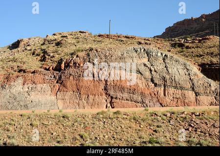 Guasto al sistema. Difetti normali di calcare e arenaria. Questa foto è stata scattata nei pressi di Moab, Utah, USA. Foto Stock