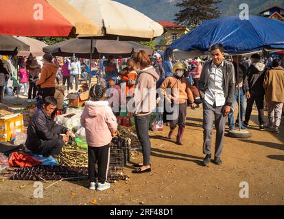 Le minoranze etniche tailandesi bianche fanno acquisti in un mercato all'aperto a mai Chau, provincia di Hoa Binh, Vietnam. Foto Stock