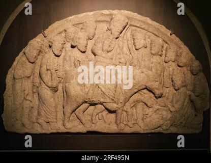 Raffigurazione semicircolare in pietra scolpita di Gesù su un asino circondata dai 12 discepoli nel museo della cattedrale Santiago de Compostela Galizia Spagna Foto Stock