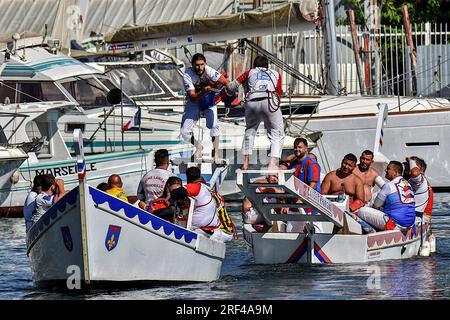 Marsiglia, Francia. 30 luglio 2023. I Jouster affrontano in duello durante i giostra provenzali a Marsiglia. Credito: SOPA Images Limited/Alamy Live News Foto Stock