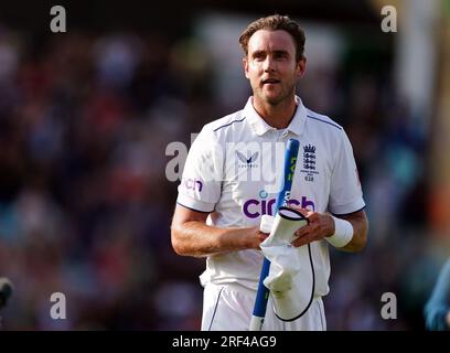 Il giocatore in pensione dell'Inghilterra Stuart Broad esce dal campo per l'ultima volta dopo aver vinto il quinto test della LV= Insurance Ashes Series al Kia Oval di Londra. Data immagine: Lunedì 31 luglio 2023. Foto Stock