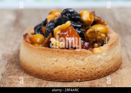 impastare le noci e la frutta secca ricoperta di caramello, piccola tartaruga rotonda con vari ripieni, croccante croccante con nocciole, arachidi e o Foto Stock