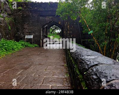 27 luglio 2023, il forte di Shivneri è una fortificazione militare del XVII secolo, è il luogo di nascita di Chhatrapati Shivaji Maharaj, Foto Stock