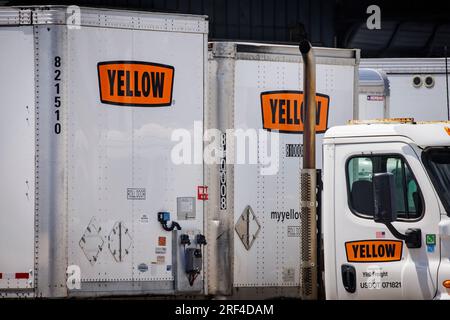 Greater Landover, Stati Uniti. 31 luglio 2023. I rimorchi e un'unità motrice con il logo arancione dell'azienda di trasporti Yellow sono visibili in uno stabilimento aziendale il 31 luglio 2023 a Greater Landover, Maryland. Yellow un tempo era un'azienda dominante nel settore dei trasporti meno pesanti, ma dopo anni di difficoltà finanziarie ha dichiarato fallimento e ha annunciato che licenzierà tutti i 30.000 lavoratori. (Foto di Samuel Corum/Sipa USA) credito: SIPA USA/Alamy Live News Foto Stock