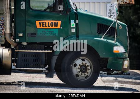 Greater Landover, Stati Uniti. 31 luglio 2023. Un'unità motrice con il logo arancione dell'azienda di trasporti Yellow è visibile in una struttura aziendale il 31 luglio 2023 a Greater Landover, Maryland. Yellow un tempo era un'azienda dominante nel settore dei trasporti meno pesanti, ma dopo anni di difficoltà finanziarie ha dichiarato fallimento e ha annunciato che licenzierà tutti i 30.000 lavoratori. (Foto di Samuel Corum/Sipa USA) credito: SIPA USA/Alamy Live News Foto Stock