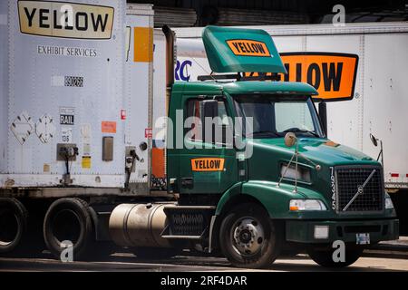 Greater Landover, Stati Uniti. 31 luglio 2023. I rimorchi e un'unità motrice con il logo arancione dell'azienda di trasporti Yellow sono visibili in uno stabilimento aziendale il 31 luglio 2023 a Greater Landover, Maryland. Yellow un tempo era un'azienda dominante nel settore dei trasporti meno pesanti, ma dopo anni di difficoltà finanziarie ha dichiarato fallimento e ha annunciato che licenzierà tutti i 30.000 lavoratori. (Foto di Samuel Corum/Sipa USA) credito: SIPA USA/Alamy Live News Foto Stock