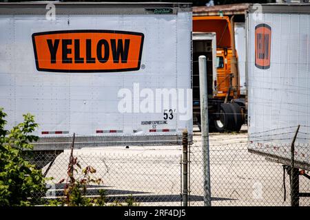 Greater Landover, Stati Uniti. 31 luglio 2023. I rimorchi con il logo arancione della società di trasporti Yellow sono visibili in una struttura aziendale il 31 luglio 2023 a Greater Landover, Maryland. Yellow un tempo era un'azienda dominante nel settore dei trasporti meno pesanti, ma dopo anni di difficoltà finanziarie ha dichiarato fallimento e ha annunciato che licenzierà tutti i 30.000 lavoratori. (Foto di Samuel Corum/Sipa USA) credito: SIPA USA/Alamy Live News Foto Stock