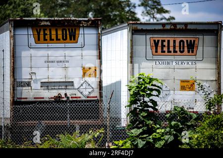 Greater Landover, Stati Uniti. 31 luglio 2023. I rimorchi con il logo arancione della società di trasporti Yellow sono visibili in una struttura aziendale il 31 luglio 2023 a Greater Landover, Maryland. Yellow un tempo era un'azienda dominante nel settore dei trasporti meno pesanti, ma dopo anni di difficoltà finanziarie ha dichiarato fallimento e ha annunciato che licenzierà tutti i 30.000 lavoratori. (Foto di Samuel Corum/Sipa USA) credito: SIPA USA/Alamy Live News Foto Stock