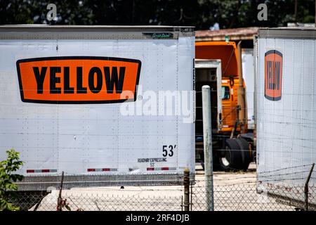 Greater Landover, Stati Uniti. 31 luglio 2023. I rimorchi con il logo arancione della società di trasporti Yellow sono visibili in una struttura aziendale il 31 luglio 2023 a Greater Landover, Maryland. Yellow un tempo era un'azienda dominante nel settore dei trasporti meno pesanti, ma dopo anni di difficoltà finanziarie ha dichiarato fallimento e ha annunciato che licenzierà tutti i 30.000 lavoratori. (Foto di Samuel Corum/Sipa USA) credito: SIPA USA/Alamy Live News Foto Stock