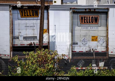 Greater Landover, Stati Uniti. 31 luglio 2023. I rimorchi con il logo arancione della società di trasporti Yellow sono visibili in una struttura aziendale il 31 luglio 2023 a Greater Landover, Maryland. Yellow un tempo era un'azienda dominante nel settore dei trasporti meno pesanti, ma dopo anni di difficoltà finanziarie ha dichiarato fallimento e ha annunciato che licenzierà tutti i 30.000 lavoratori. (Foto di Samuel Corum/Sipa USA) credito: SIPA USA/Alamy Live News Foto Stock