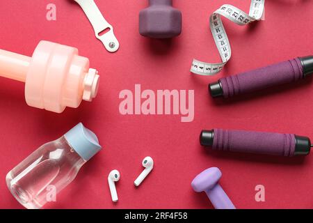 Telaio realizzato con diverse attrezzature sportive e auricolari, primo piano Foto Stock