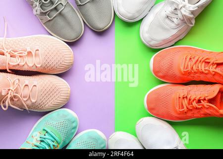 Montatura realizzata con sneakers diverse su sfondo colorato, primo piano Foto Stock