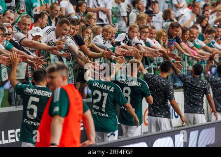 I giocatori di Legia festeggiano con i tifosi durante la partita PKO BP Ekstraklasa 2023/24 tra Legia Warszawa e LKS Lodz al Munic di Marshall Józef Piłsudski Foto Stock