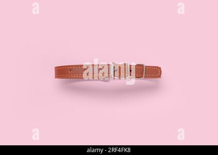 Colletto in pelle con sfondo rosa Foto Stock