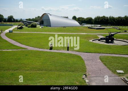 Douglas C47 Dakota fuori dal suo appendiabiti al Merville Gun Battery Museum. Foto Stock