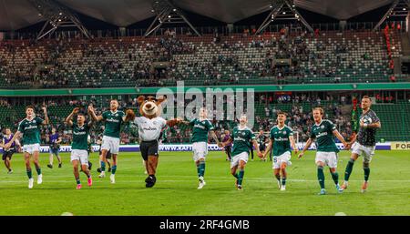 I giocatori del Legia festeggiano dopo aver vinto la partita durante la PKO BP Ekstraklasa 2023/24 tra Legia Warszawa e LKS Lodz al Marshall Józef Piłsudsk Foto Stock