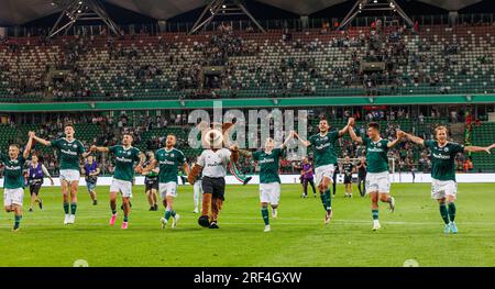 I giocatori del Legia festeggiano dopo aver vinto la partita durante la PKO BP Ekstraklasa 2023/24 tra Legia Warszawa e LKS Lodz al Marshall Józef Piłsudsk Foto Stock