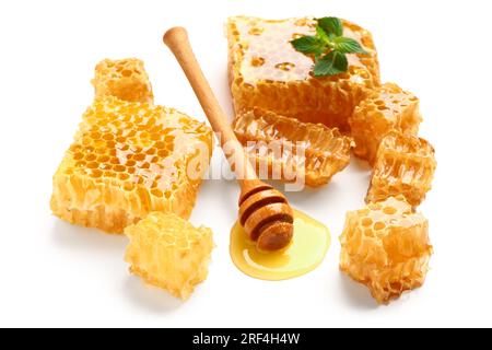 Dolci favi a nido d'ape e immersione su sfondo bianco Foto Stock