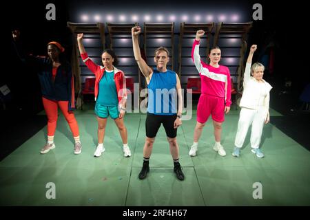 Edimburgo. Scozia. REGNO UNITO. 31 luglio 2023. Photocall “Thrown” parte del Festival internazionale di Edimburgo al Traverse Theatre. Edimburgo. Produzione del National Theatre of Scotland. Scritto da Nat McCleary, diretto da Johnny McKnight. Lo scrittore, attore e specialista dei movimenti di Glasgow Nat McCleary unisce le forze con il regista e performer Johnny McKnight per creare un'opera teatrale scozzese unica, Thrown. Viene eseguita come parte del Festival internazionale di Edimburgo di quest'anno, tra il 3 e il 27 agosto al Traverse Theatre. Cinque donne molto diverse si riuniscono nei campi fangosi dell'Highlan Foto Stock