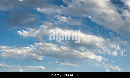 Stratocumulus nuvole che passano sopra il Midwest degli Stati Uniti in un pomeriggio d'estate. Foto Stock