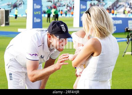 Il giocatore inglese in pensione Stuart Broad e la partner Mollie King con la figlia Annabella dopo il quinto test match della LV= Insurance Ashes Series al Kia Oval di Londra. Data immagine: Lunedì 31 luglio 2023. Foto Stock