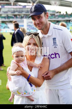 Il giocatore inglese in pensione Stuart Broad e la partner Mollie King con la figlia Annabella dopo il quinto test match della LV= Insurance Ashes Series al Kia Oval di Londra. Data immagine: Lunedì 31 luglio 2023. Foto Stock