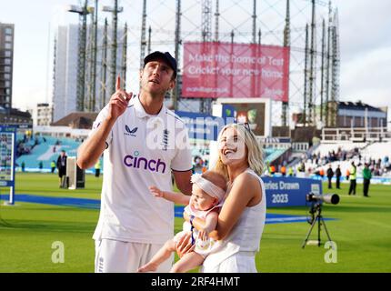 Il giocatore inglese in pensione Stuart Broad e la partner Mollie King con la figlia Annabella dopo il quinto test match della LV= Insurance Ashes Series al Kia Oval di Londra. Data immagine: Lunedì 31 luglio 2023. Foto Stock