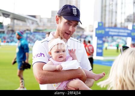 Ritiro del giocatore inglese Stuart Broad con la figlia Annabella dopo il quinto test match della LV= Insurance Ashes Series al Kia Oval di Londra. Data immagine: Lunedì 31 luglio 2023. Foto Stock