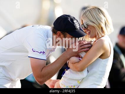 Il giocatore inglese in pensione Stuart Broad e la partner Mollie King con la figlia Annabella dopo il quinto test match della LV= Insurance Ashes Series al Kia Oval di Londra. Data immagine: Lunedì 31 luglio 2023. Foto Stock