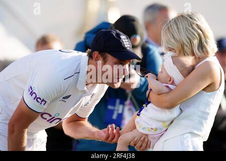 Il giocatore inglese in pensione Stuart Broad e la partner Mollie King con la figlia Annabella dopo il quinto test match della LV= Insurance Ashes Series al Kia Oval di Londra. Data immagine: Lunedì 31 luglio 2023. Foto Stock